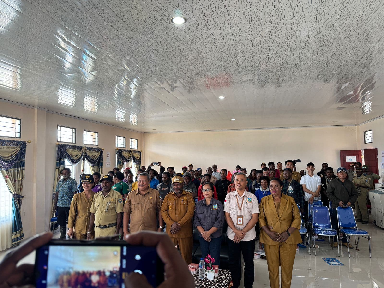 Tim DPMPTSP bersama peserta
