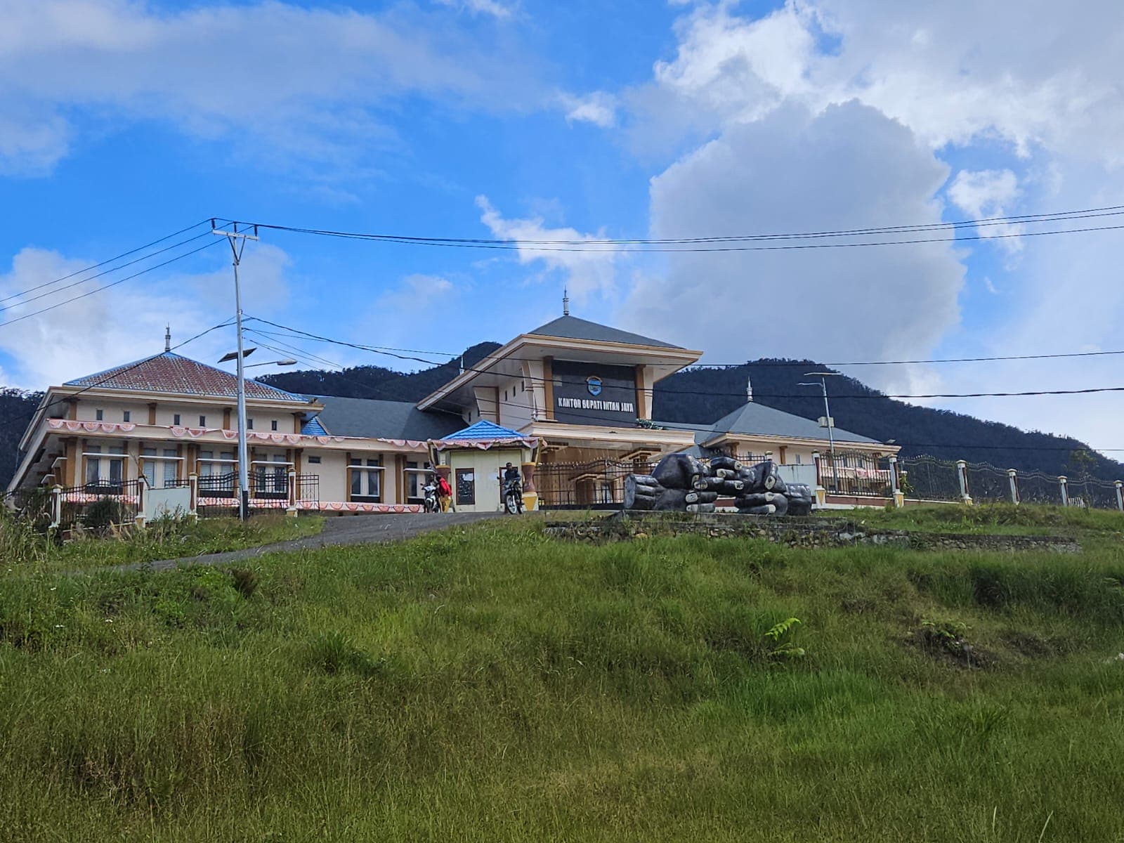 Kantor Bupati Intan Jaya tampak luas